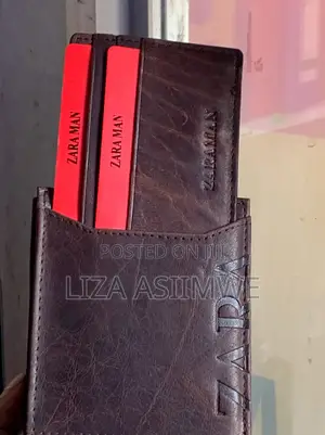 Zara Man's Essential: The Perfect Wallet for the Modern Gentleman.