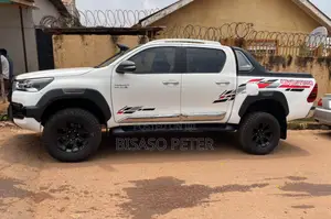 Toyota Hilux Revo Double Cab Deisel 2.4 RWD 2017 White