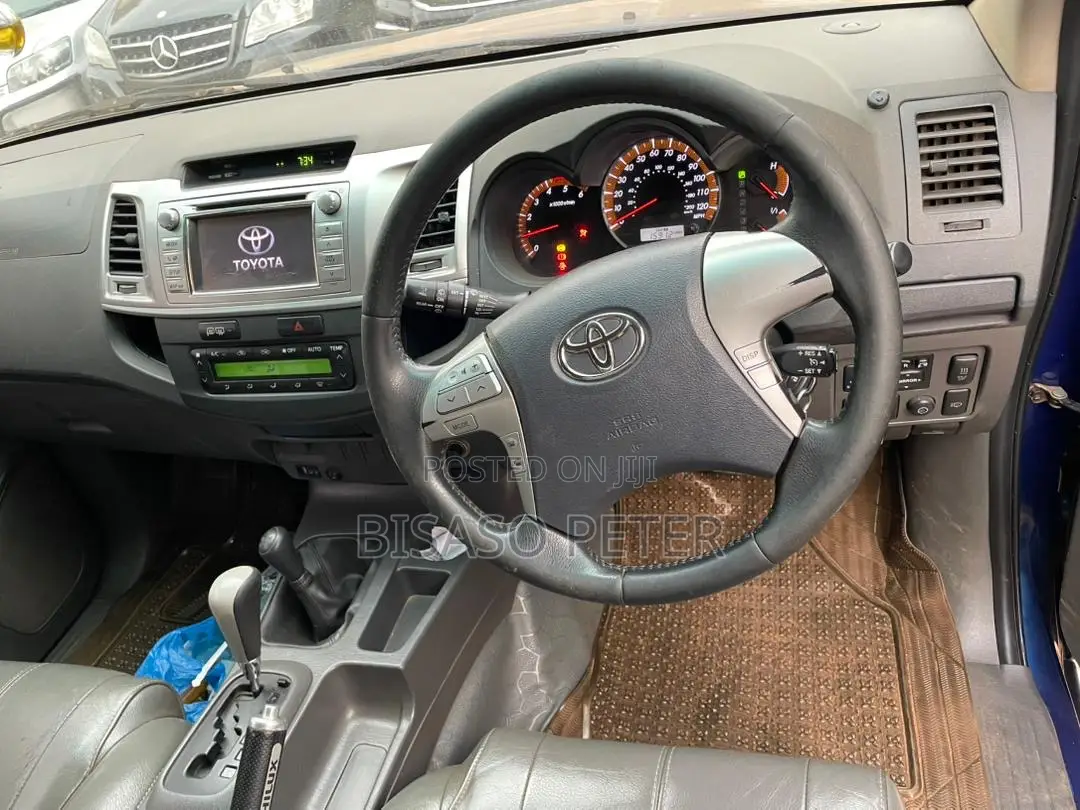 Toyota Hilux 2013 Blue