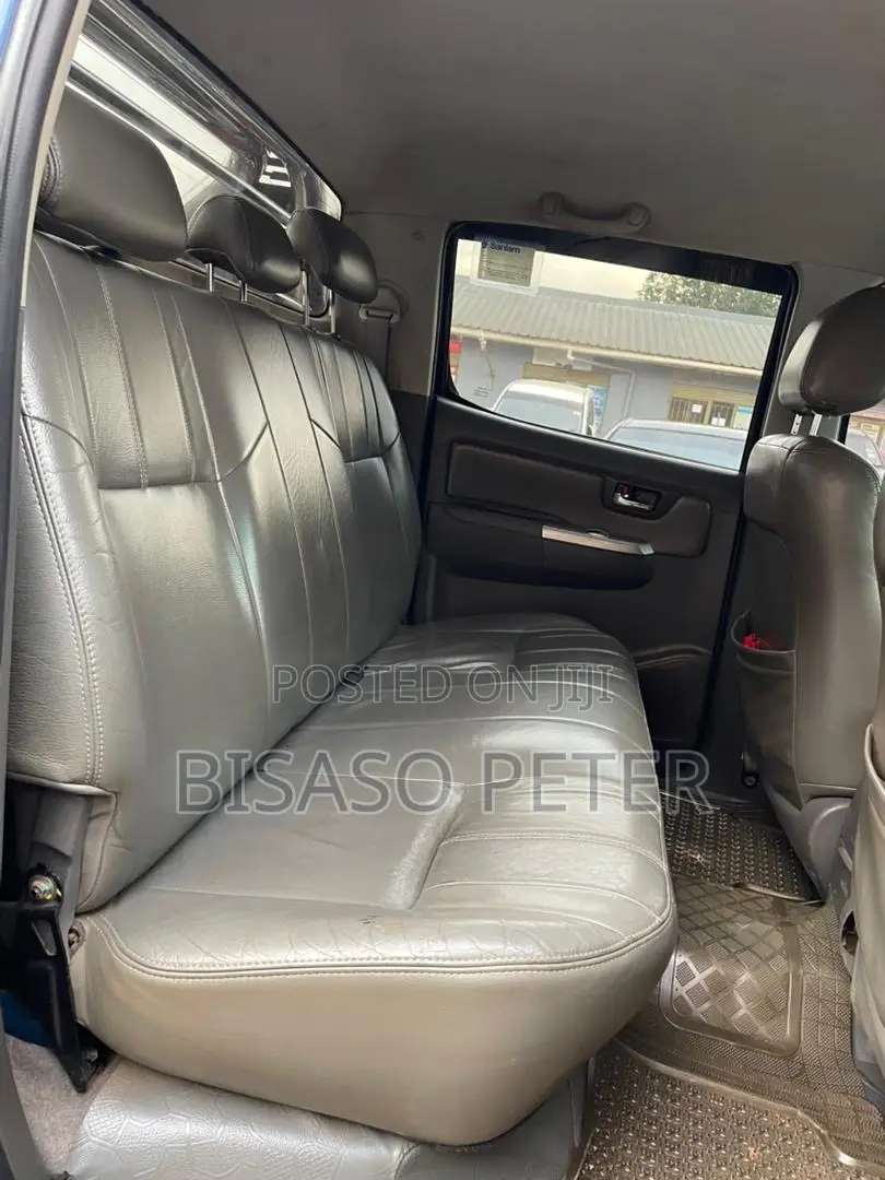 Toyota Hilux 2013 Blue