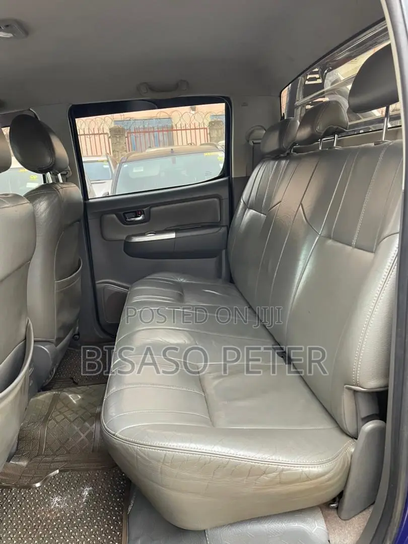 Toyota Hilux 2013 Blue