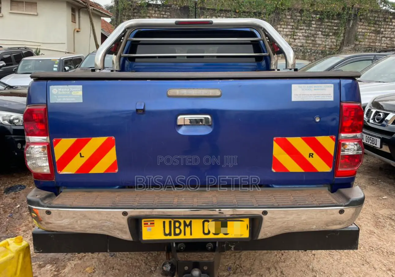 Toyota Hilux 2013 Blue