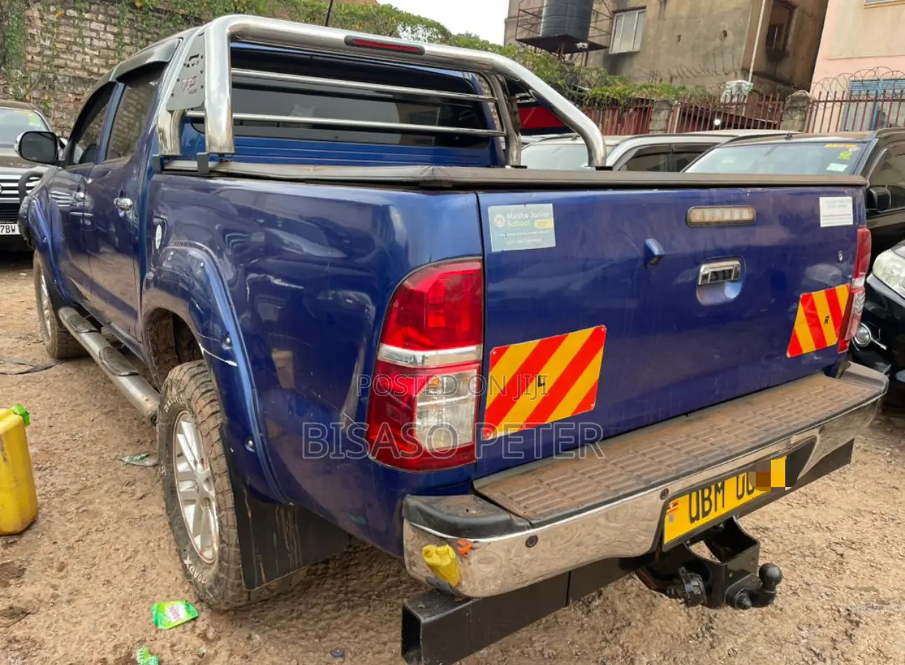 Toyota Hilux 2013 Blue