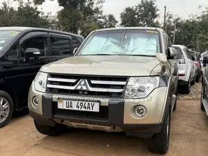 Mitsubishi Pajero 2011 Gold