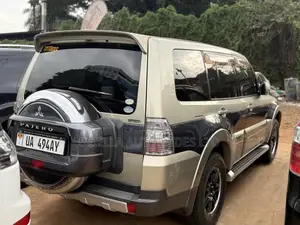 Mitsubishi Pajero 2011 Gold