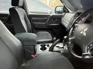 Mitsubishi Pajero 2011 Gold
