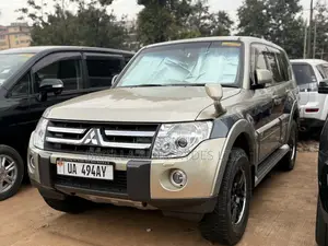 Mitsubishi Pajero 2011 Gold