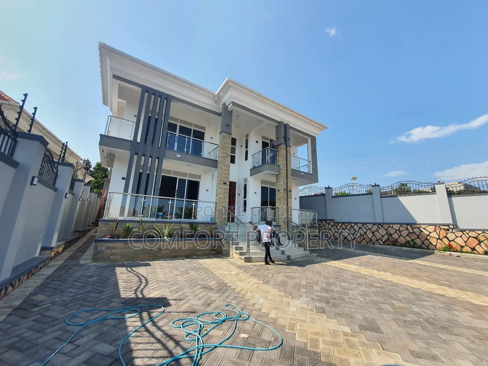 5bdrm Mansion in Munyonyo, Makindye for sale