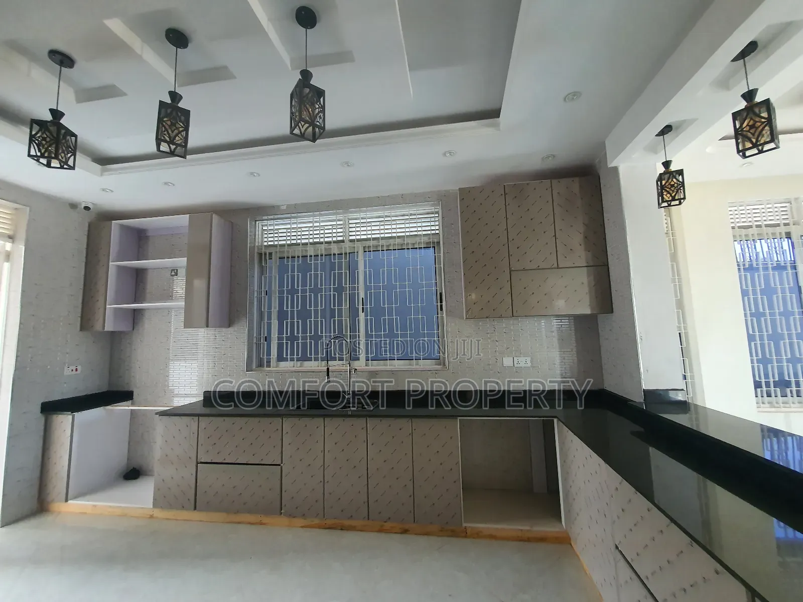 5bdrm Mansion in Munyonyo, Makindye for sale