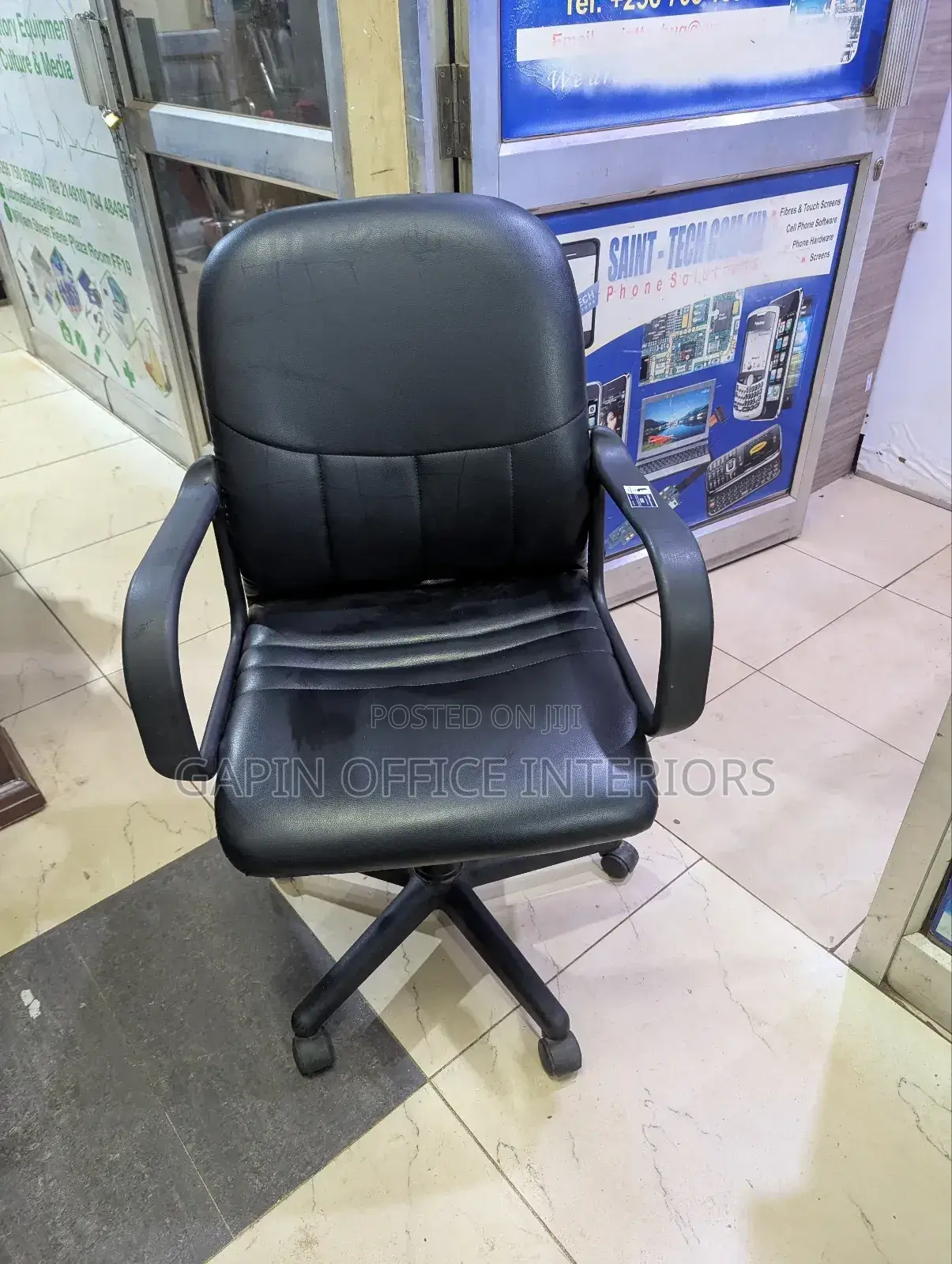 Short Back Rotating and Adjustable Chair in Good Condition