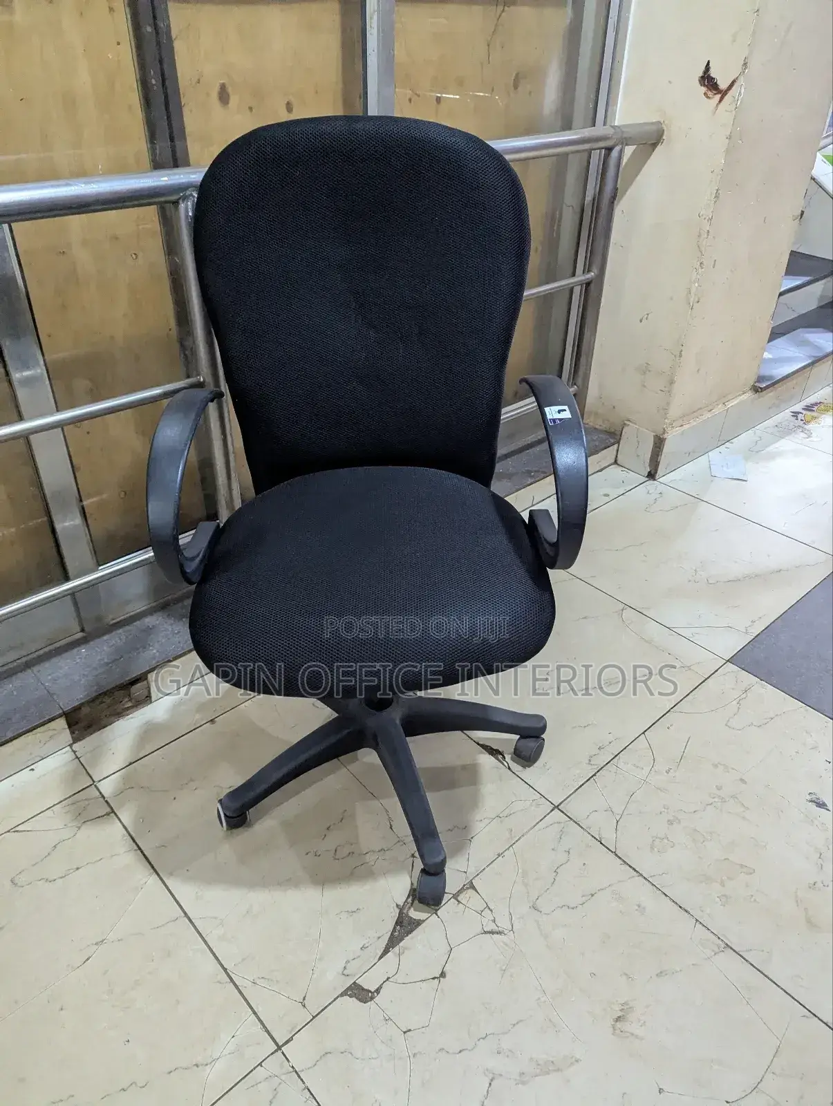 Refurbished Office Chair With Fixed Arms and Soft Caution