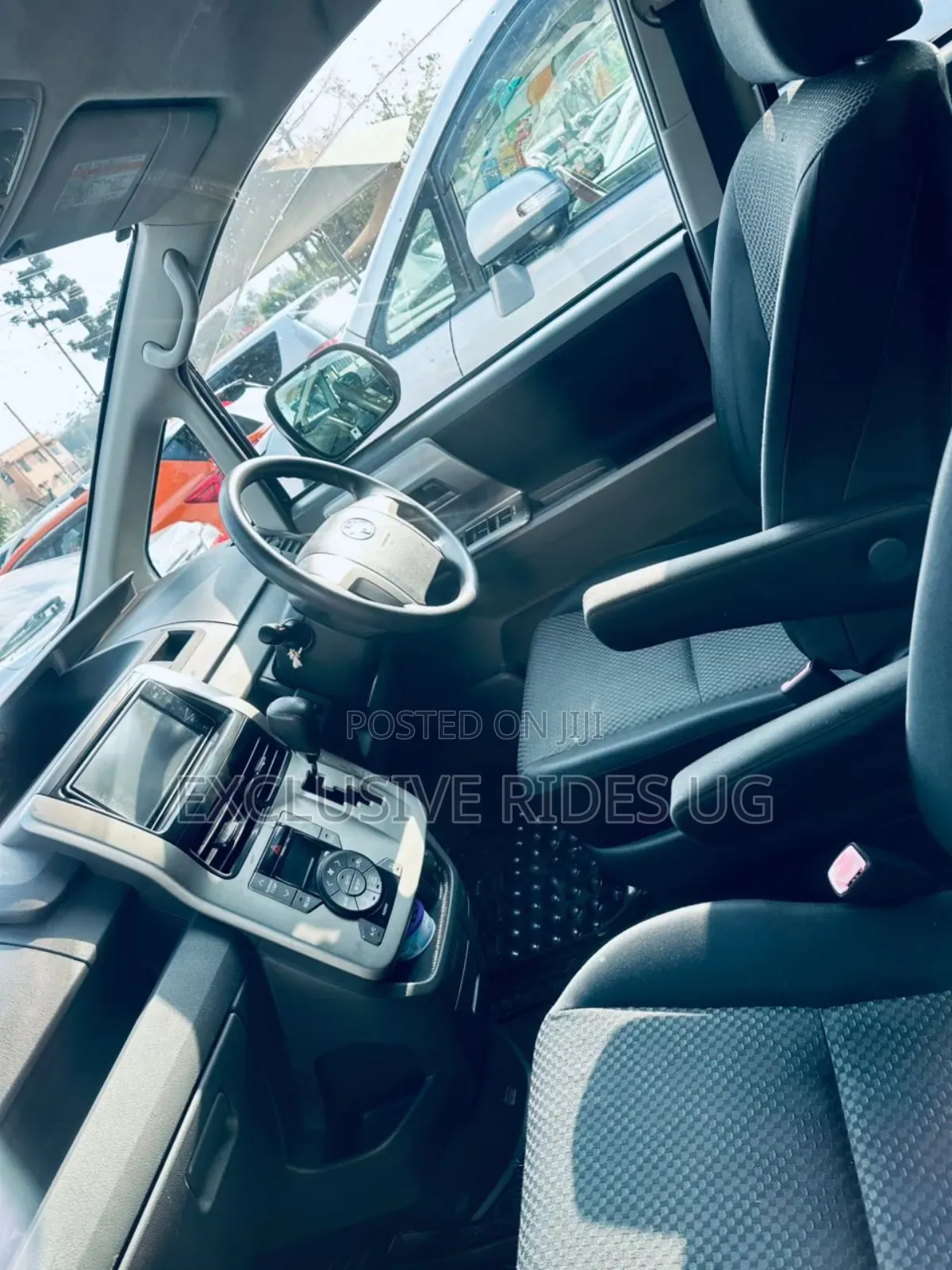 Toyota Noah 2.0 143hp AWD (7 Seater) 2009 Gray