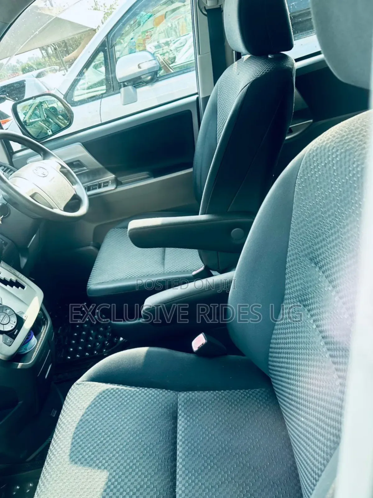 Toyota Noah 2.0 143hp AWD (7 Seater) 2009 Gray