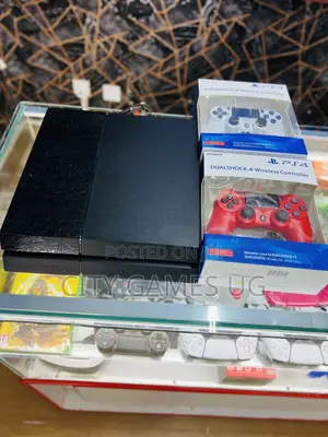 Playstation 4 Standard With Free Games