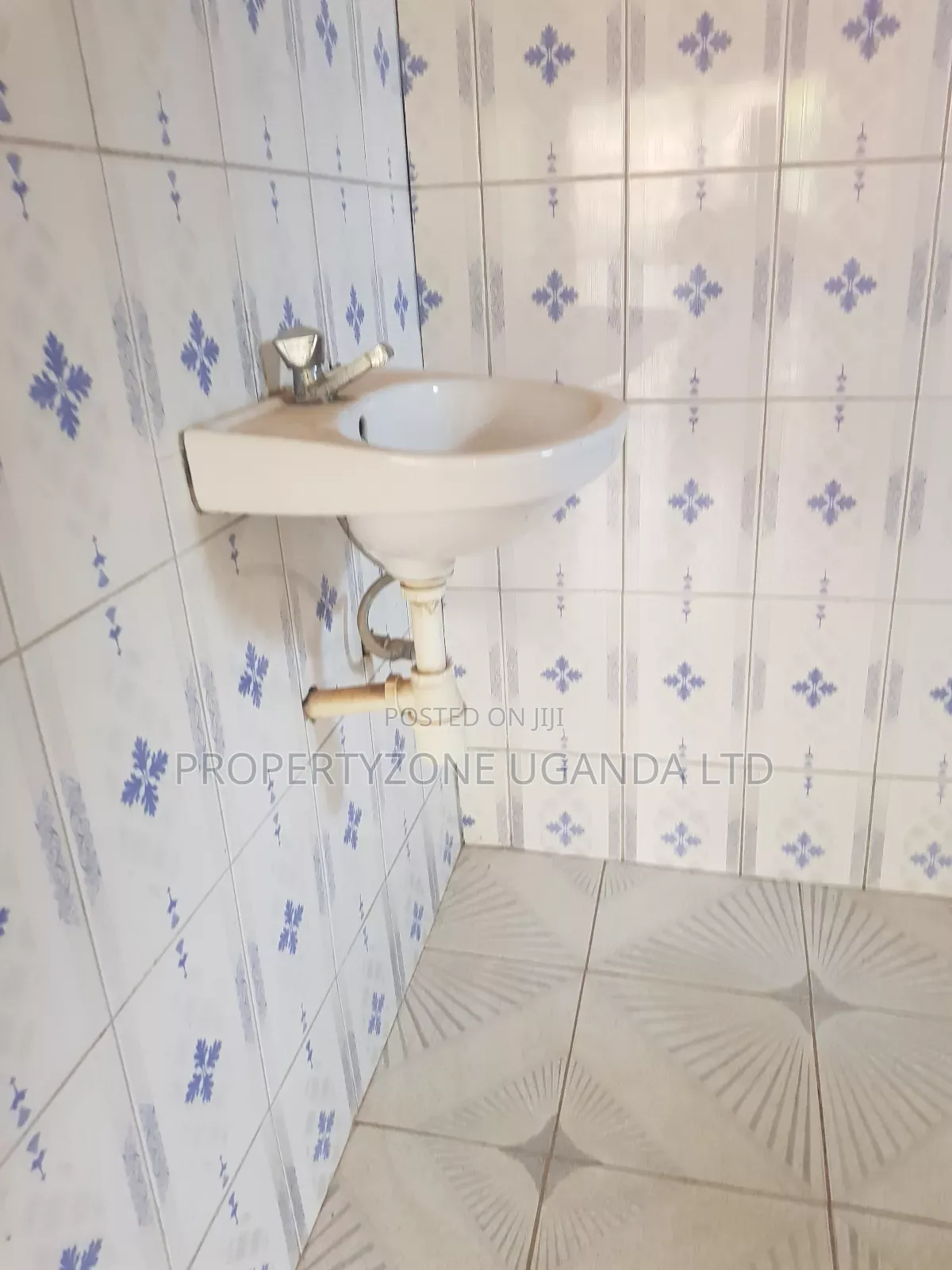 Furnished 6bdrm Mansion in Kawempe for sale