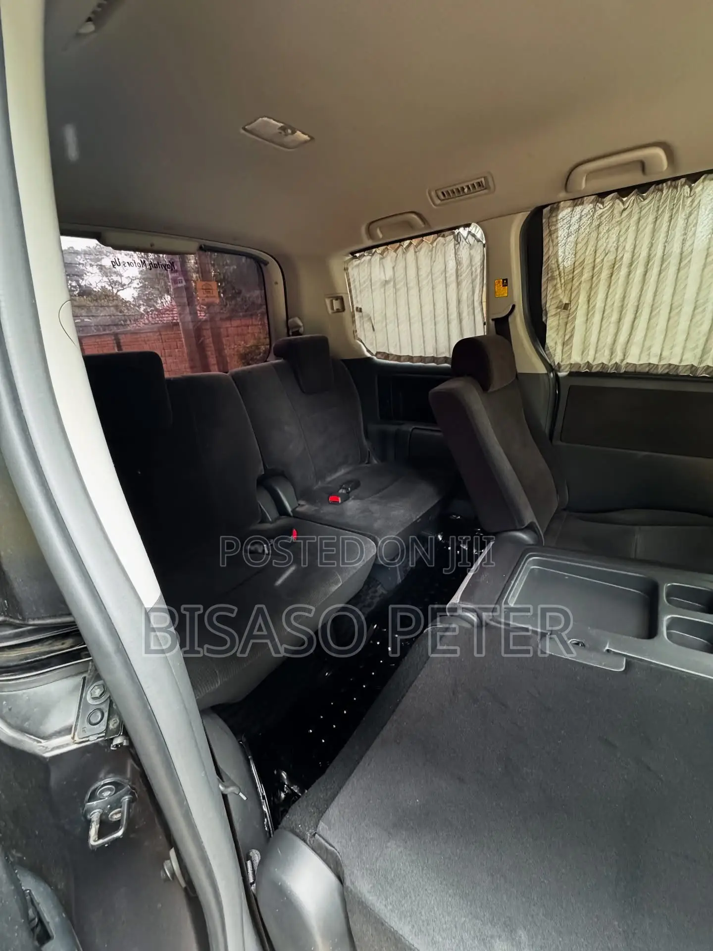 Toyota Noah 2.0 143hp FWD (8 Seater) 2010 Gray