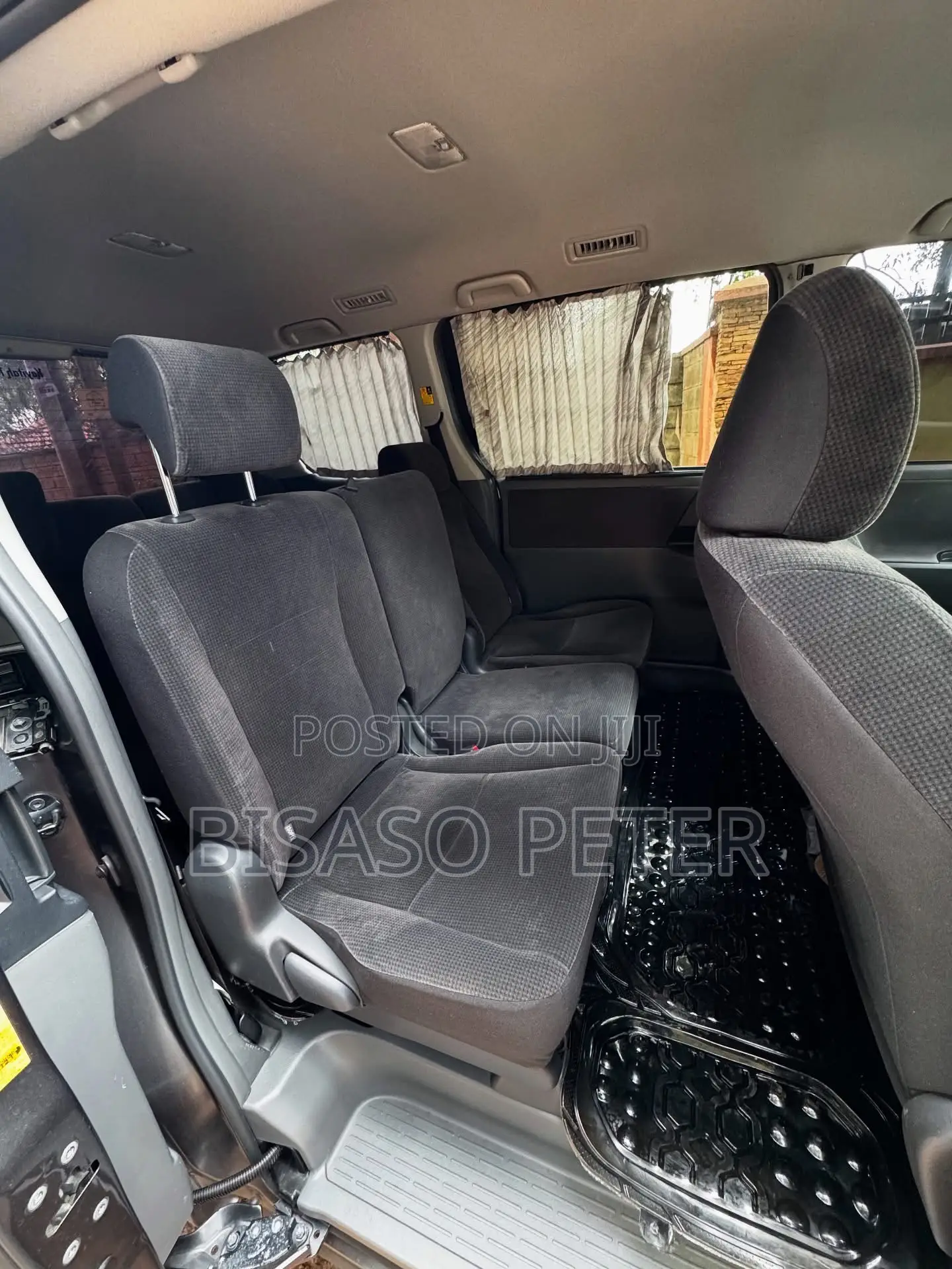 Toyota Noah 2.0 143hp FWD (8 Seater) 2010 Gray