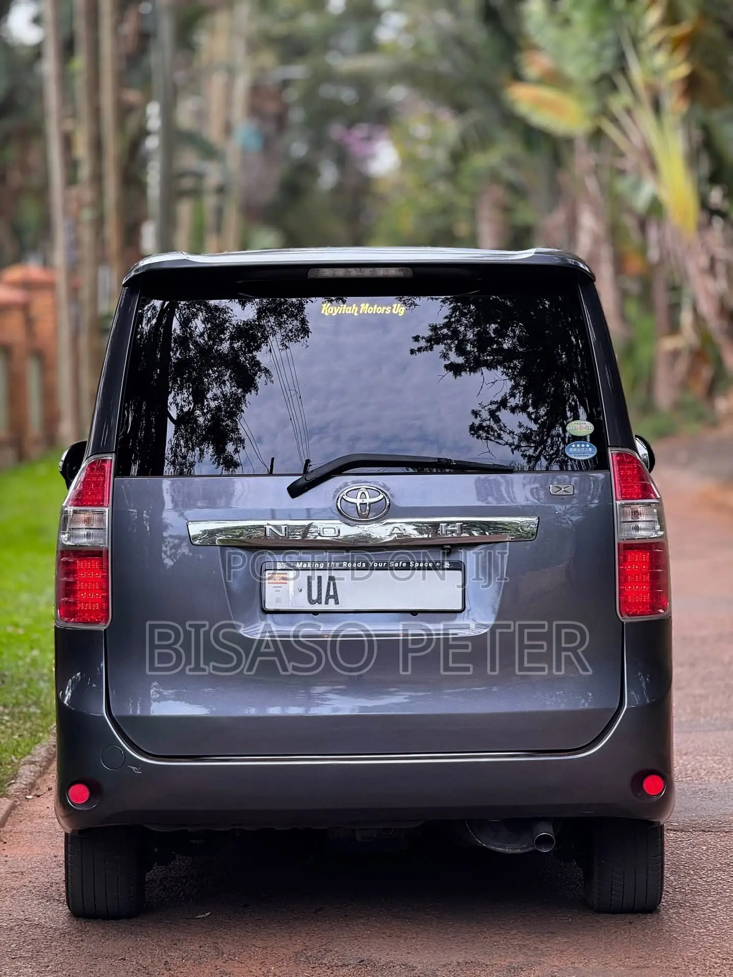 Toyota Noah 2.0 143hp FWD (8 Seater) 2010 Gray
