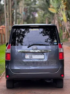 Toyota Noah 2.0 143hp FWD (8 Seater) 2010 Gray