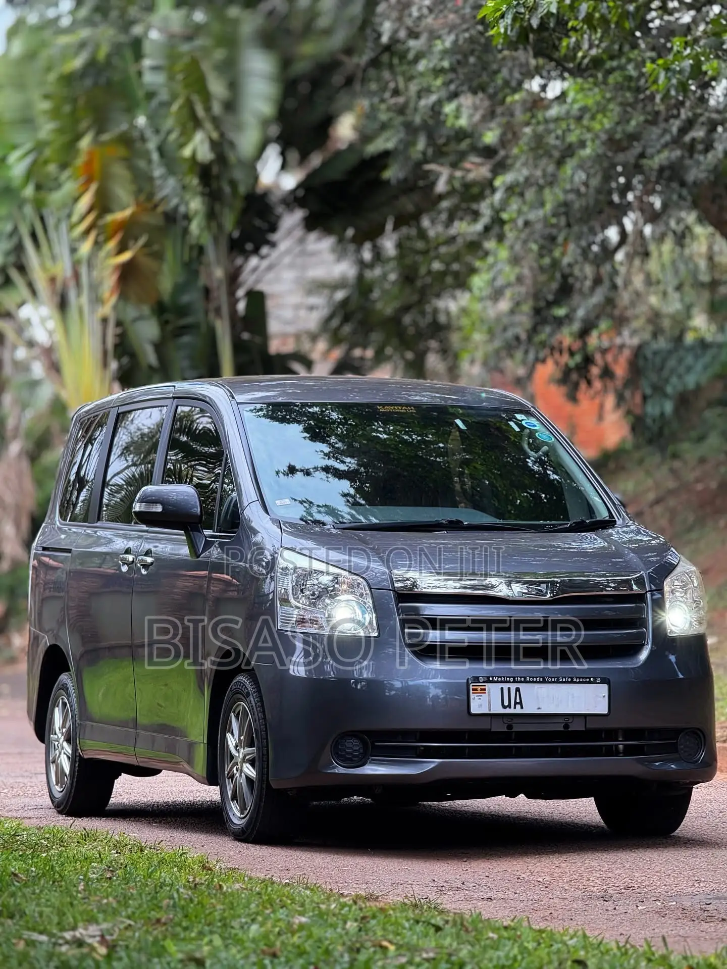 Toyota Noah 2.0 143hp FWD (8 Seater) 2010 Gray