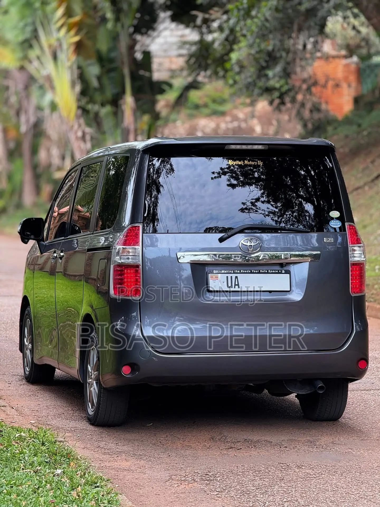 Toyota Noah 2.0 143hp FWD (8 Seater) 2010 Gray