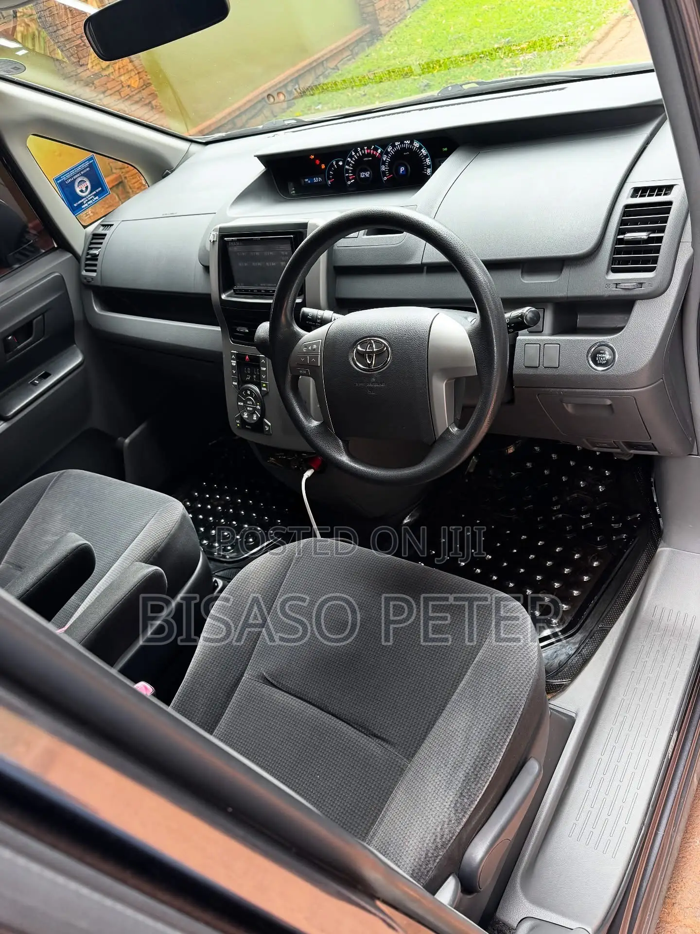 Toyota Noah 2.0 143hp FWD (8 Seater) 2010 Gray