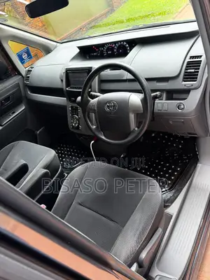 Toyota Noah 2.0 143hp FWD (8 Seater) 2010 Gray