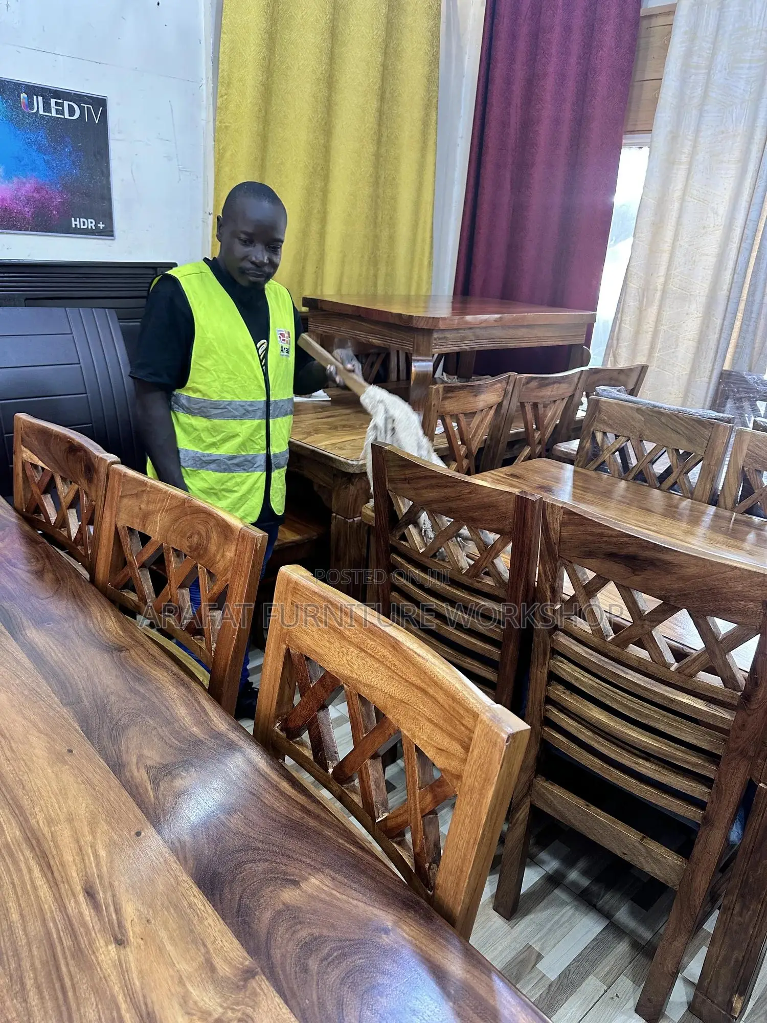 Solid Mugavu Dining Set
