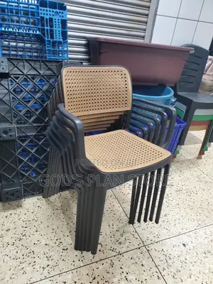Linear Armed Plastic Chairs for Restaurant and Hotel Rooms