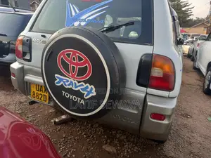 Toyota RAV4 Base FWD 1999 White