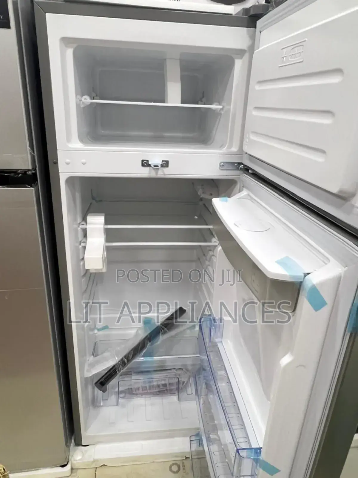Adh 278l Fridge With a Water Dispenser