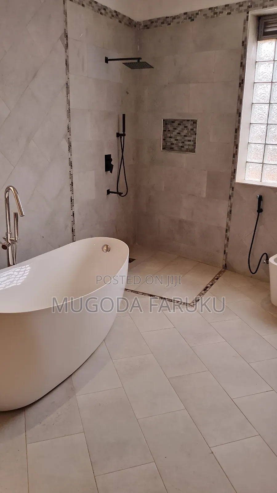 5bdrm Mansion in Mirembe Villa, Makindye for sale