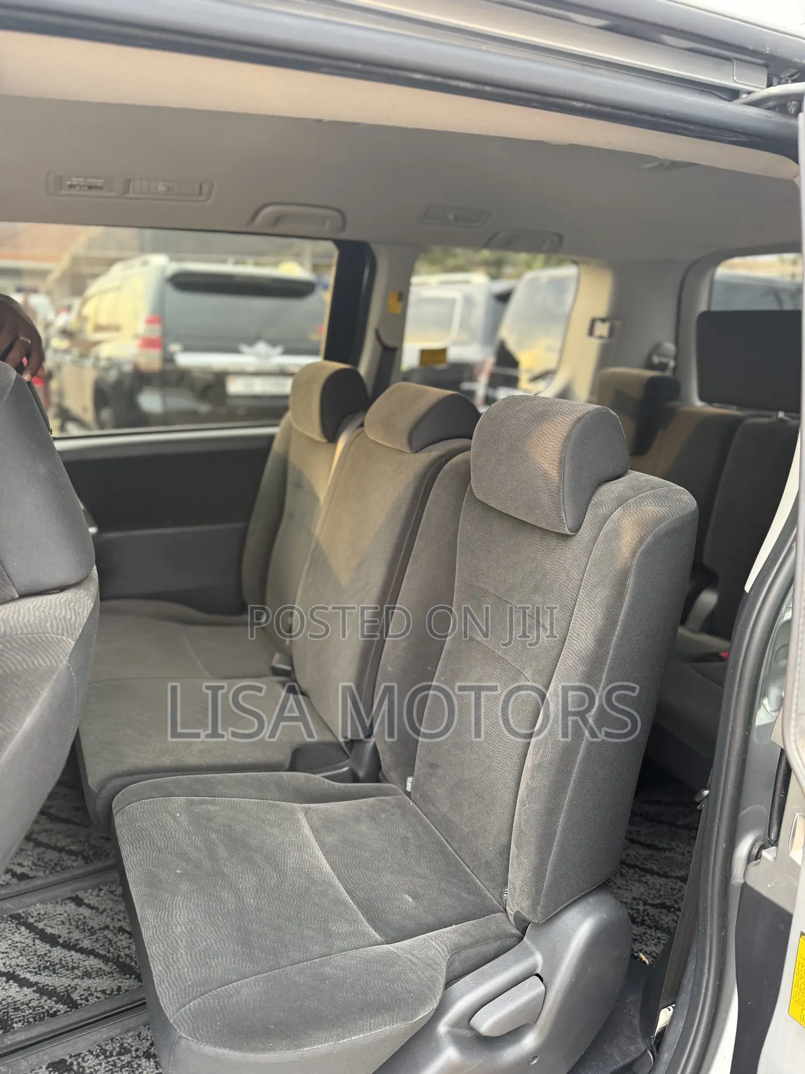 Toyota Noah 2.0 143hp FWD (8 Seater) 2012 Silver