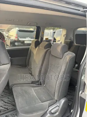 Toyota Noah 2.0 143hp FWD (8 Seater) 2012 Silver