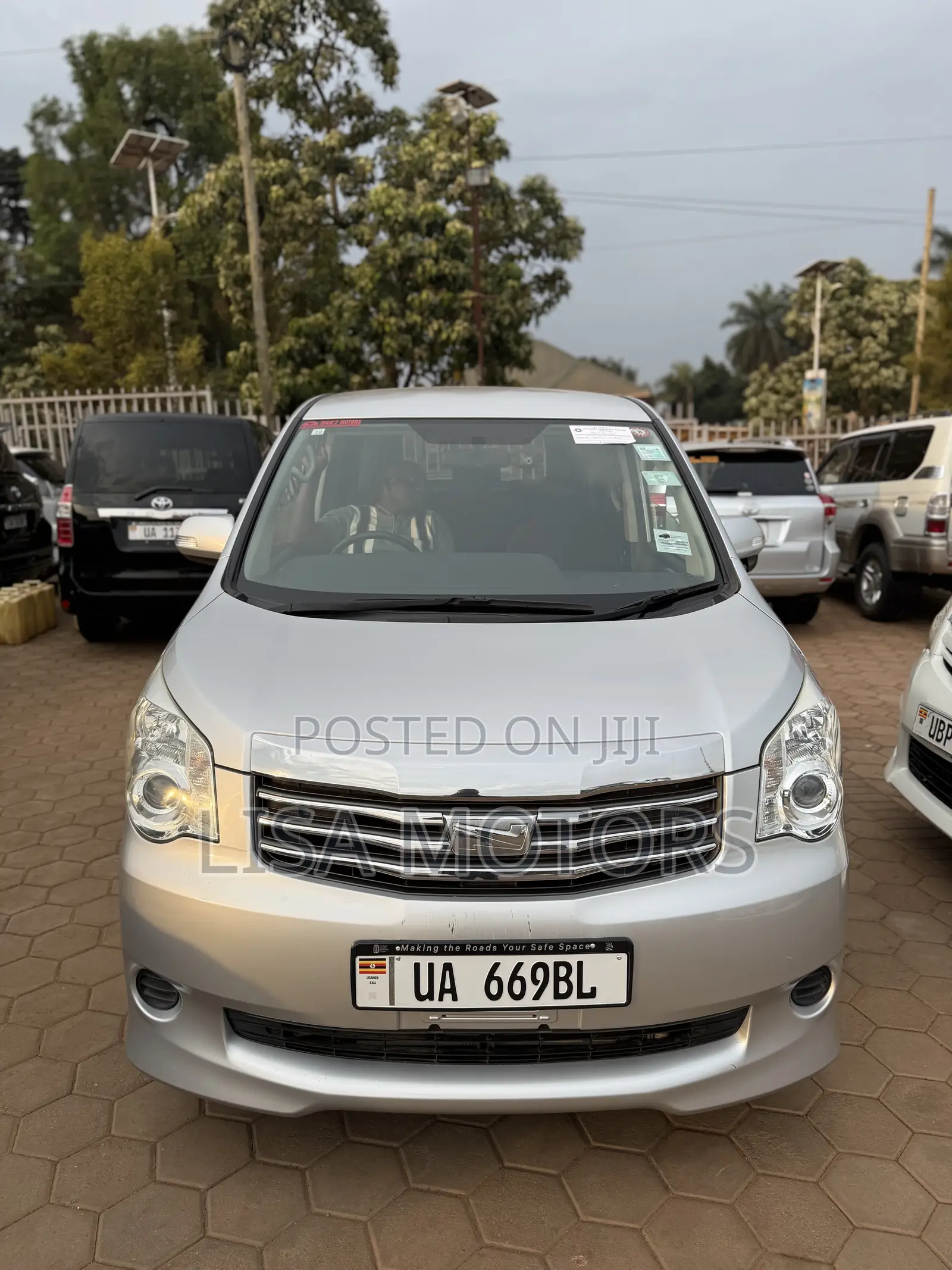 Toyota Noah 2.0 143hp FWD (8 Seater) 2012 Silver