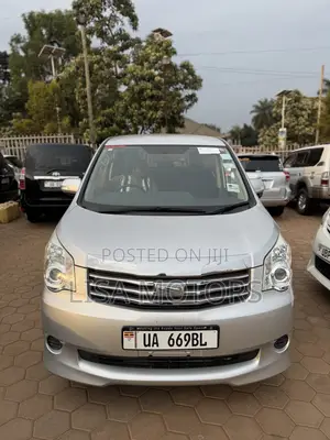 Toyota Noah 2.0 143hp FWD (8 Seater) 2012 Silver