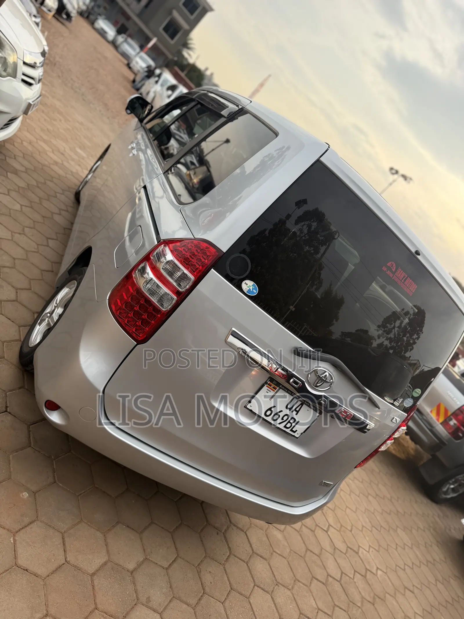 Toyota Noah 2.0 143hp FWD (8 Seater) 2012 Silver