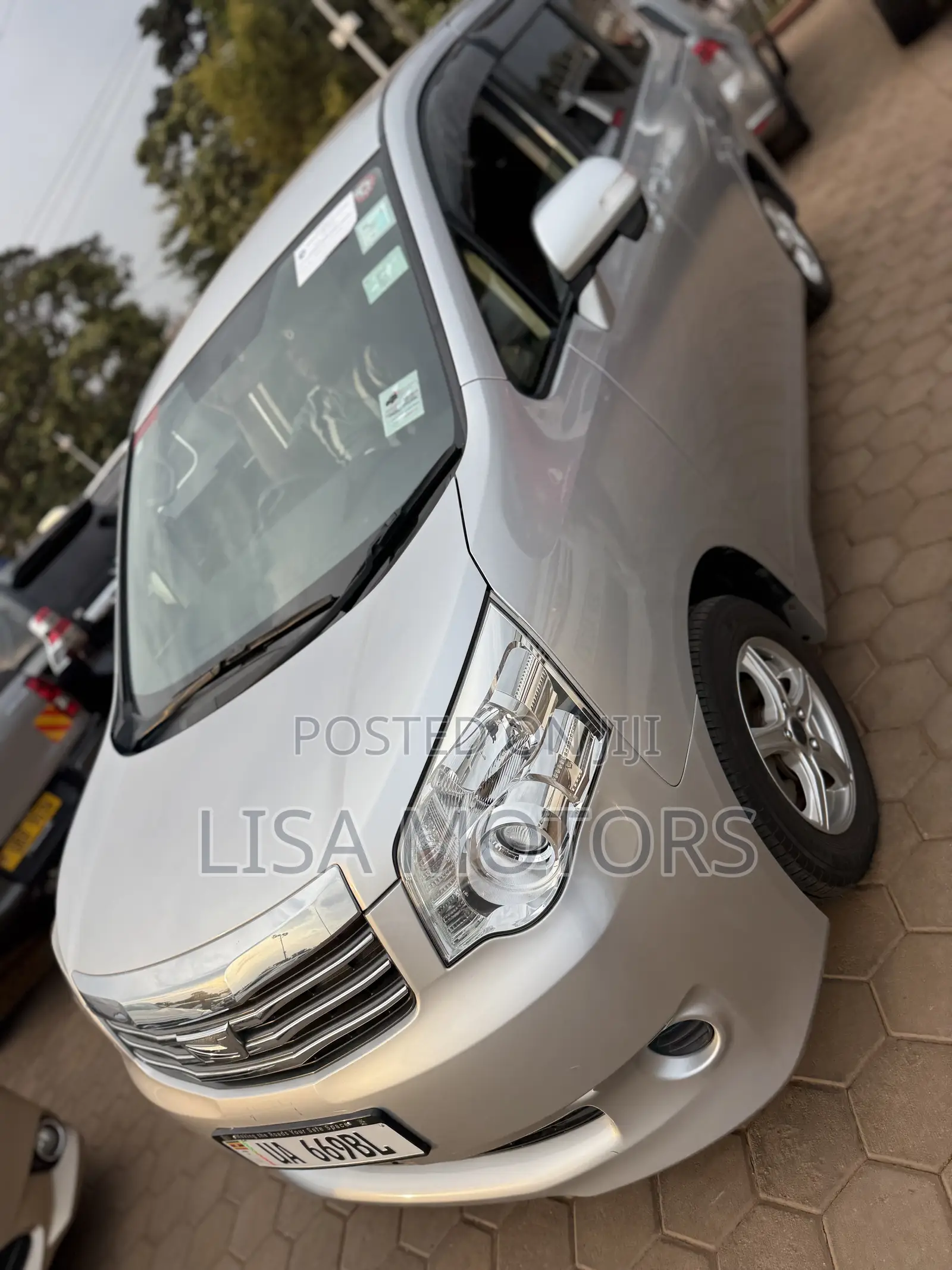 Toyota Noah 2.0 143hp FWD (8 Seater) 2012 Silver