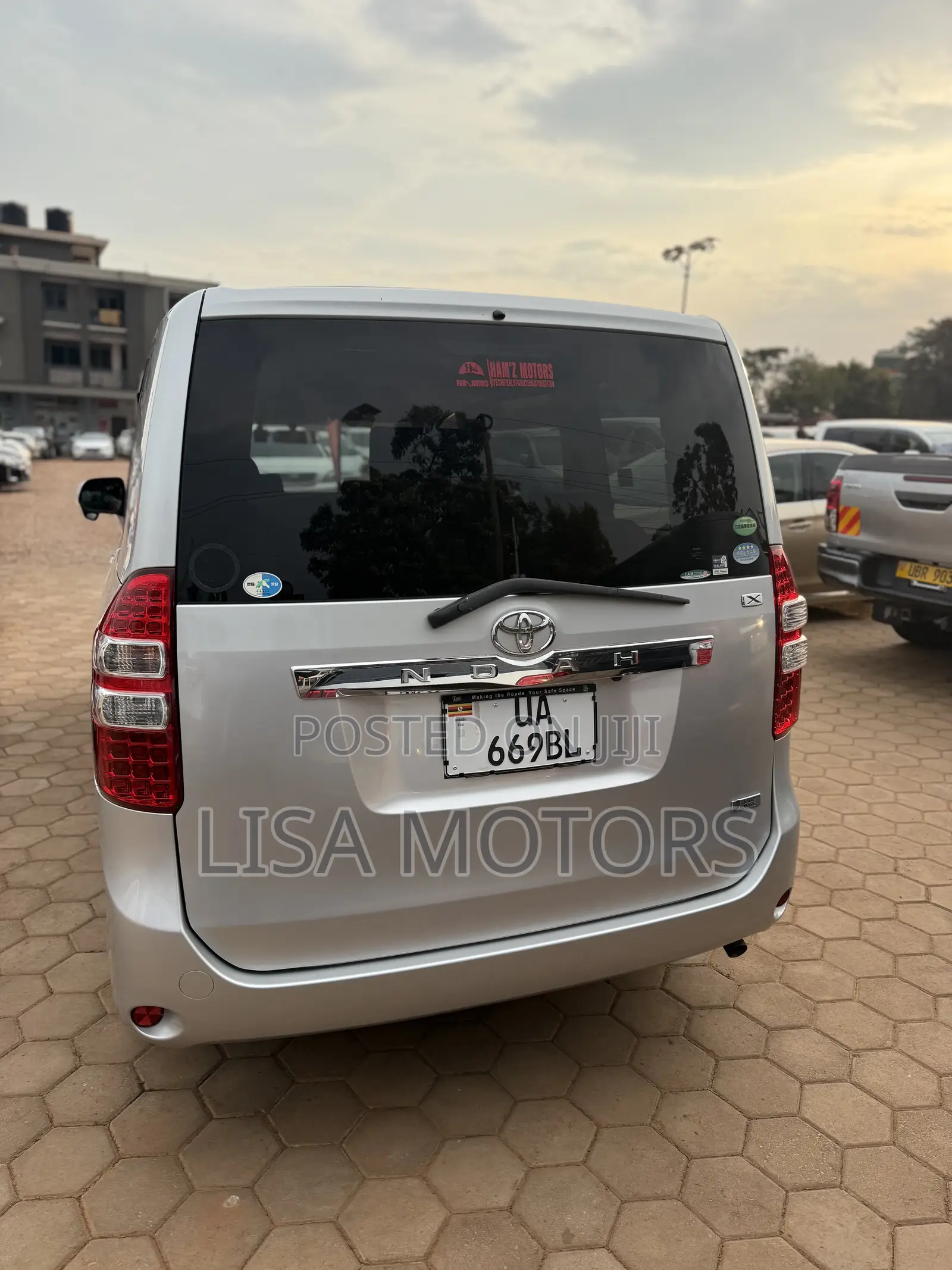 Toyota Noah 2.0 143hp FWD (8 Seater) 2012 Silver