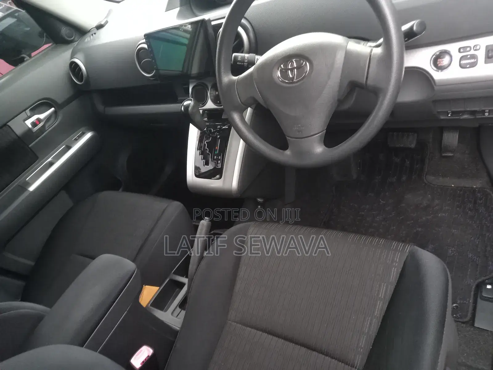 Toyota Corolla Rumion Hatchback 1.5 FWD 2012 Black