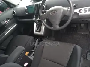 Toyota Corolla Rumion Hatchback 1.5 FWD 2012 Black