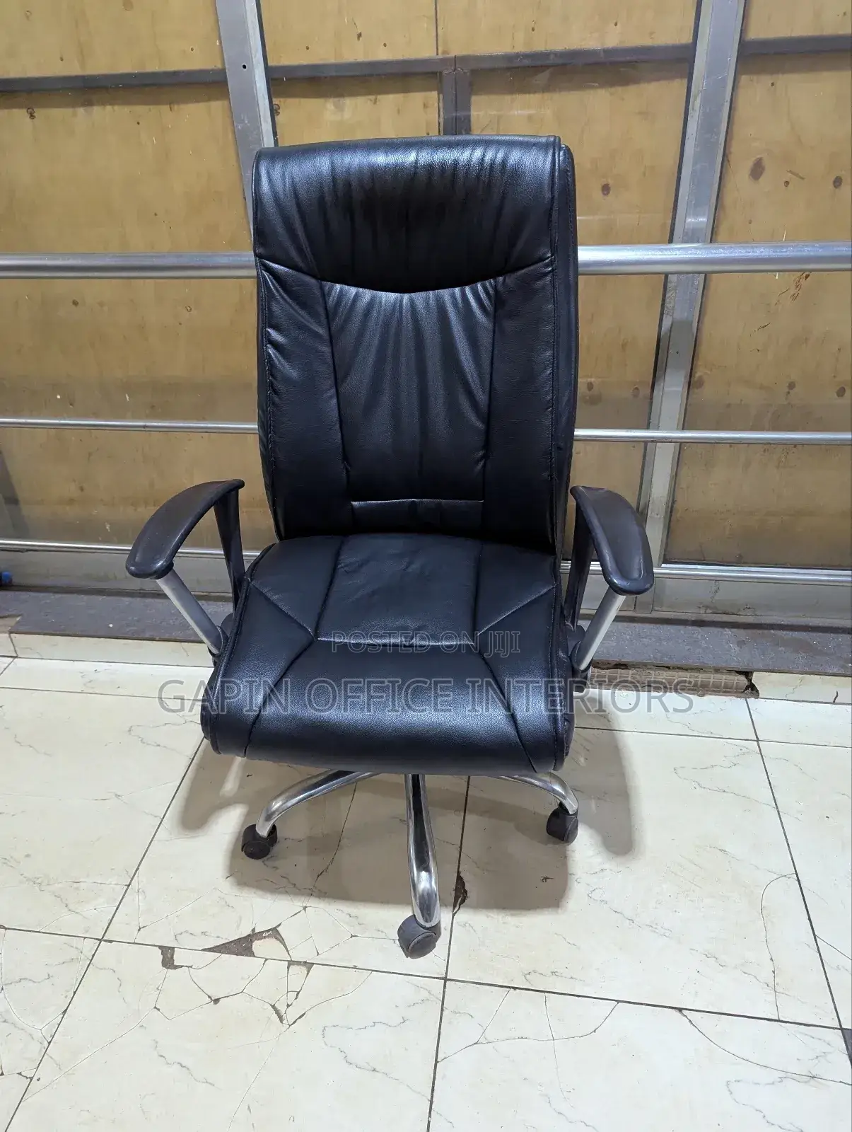 Office Chair Available for Sale, With Fixed Armrests and Adjustable