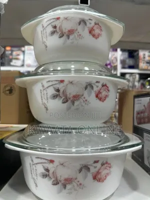 3 Pieces of Serving Heat Resistant Flowered Glass Dishes With Lids