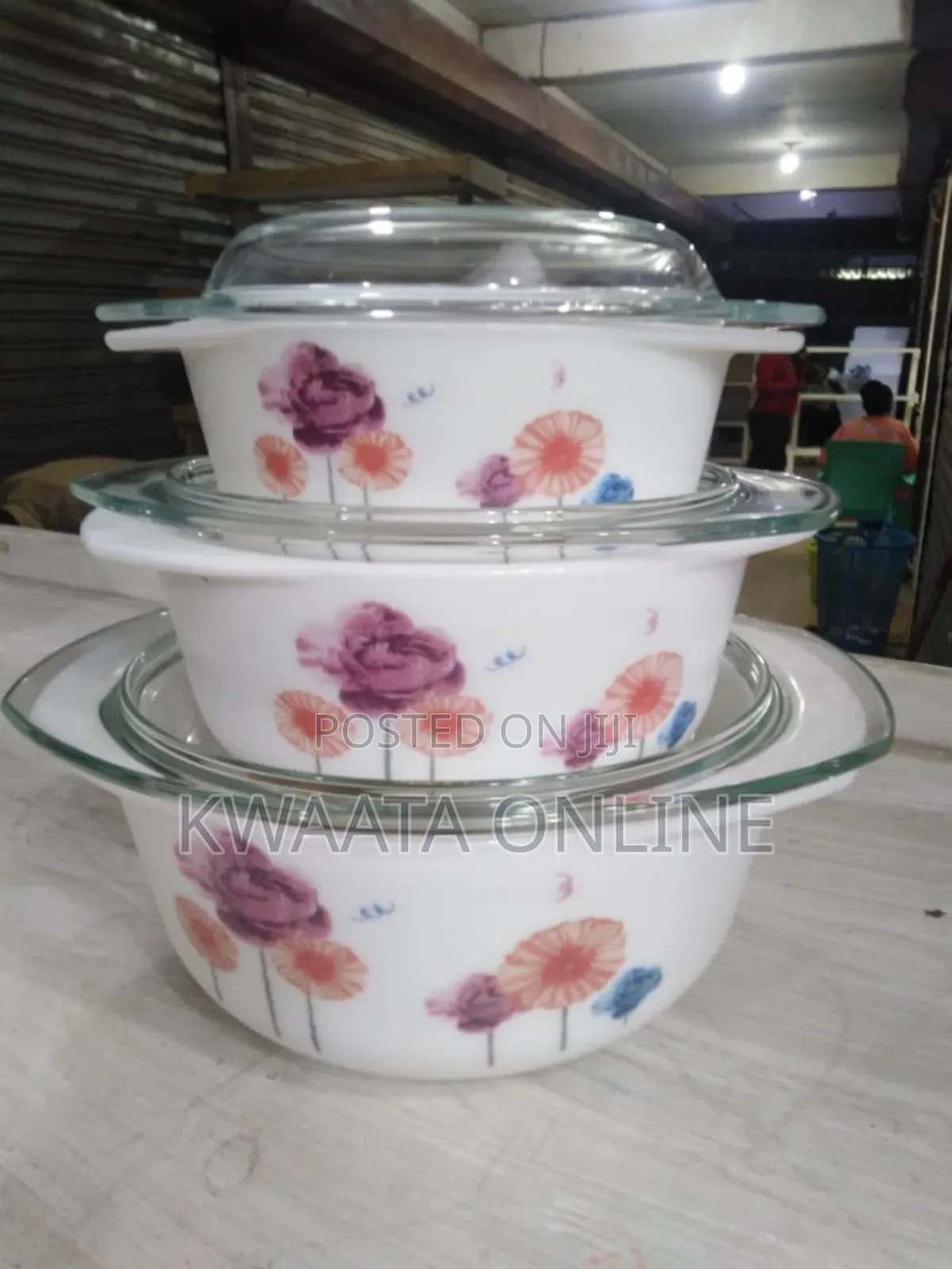 3 Pieces of Serving Heat Resistant Flowered Glass Dishes With Lids