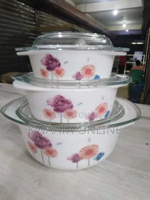 3 Pieces of Serving Heat Resistant Flowered Glass Dishes With Lids