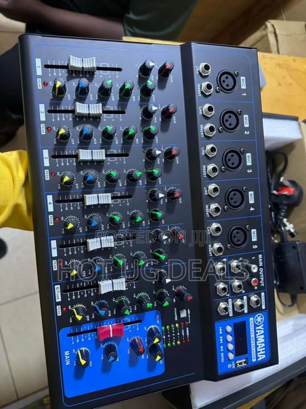 Yamaha 6 -channel Amplified Mixer - Blue