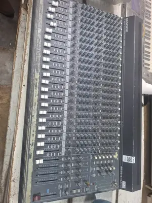 Mackie 24 Channels Mixere