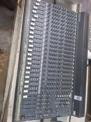 Mackie 24 Channels Mixere