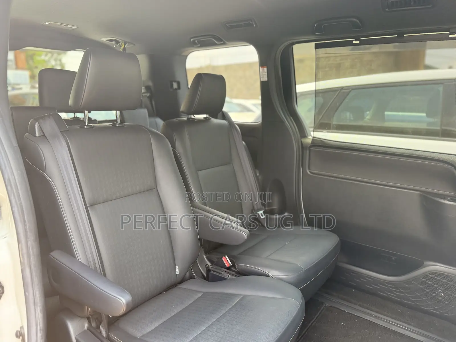 Toyota Noah 2.0 AWD (8 Seater) 2017 Off white
