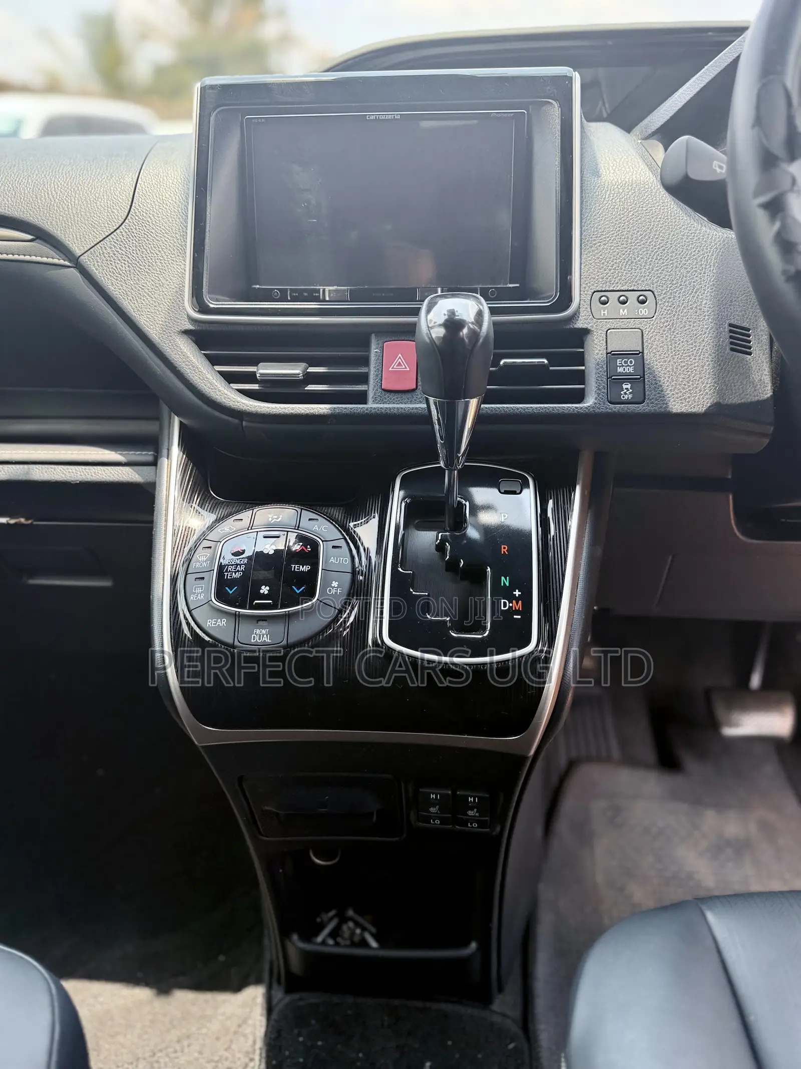 Toyota Noah 2.0 AWD (8 Seater) 2017 Off white